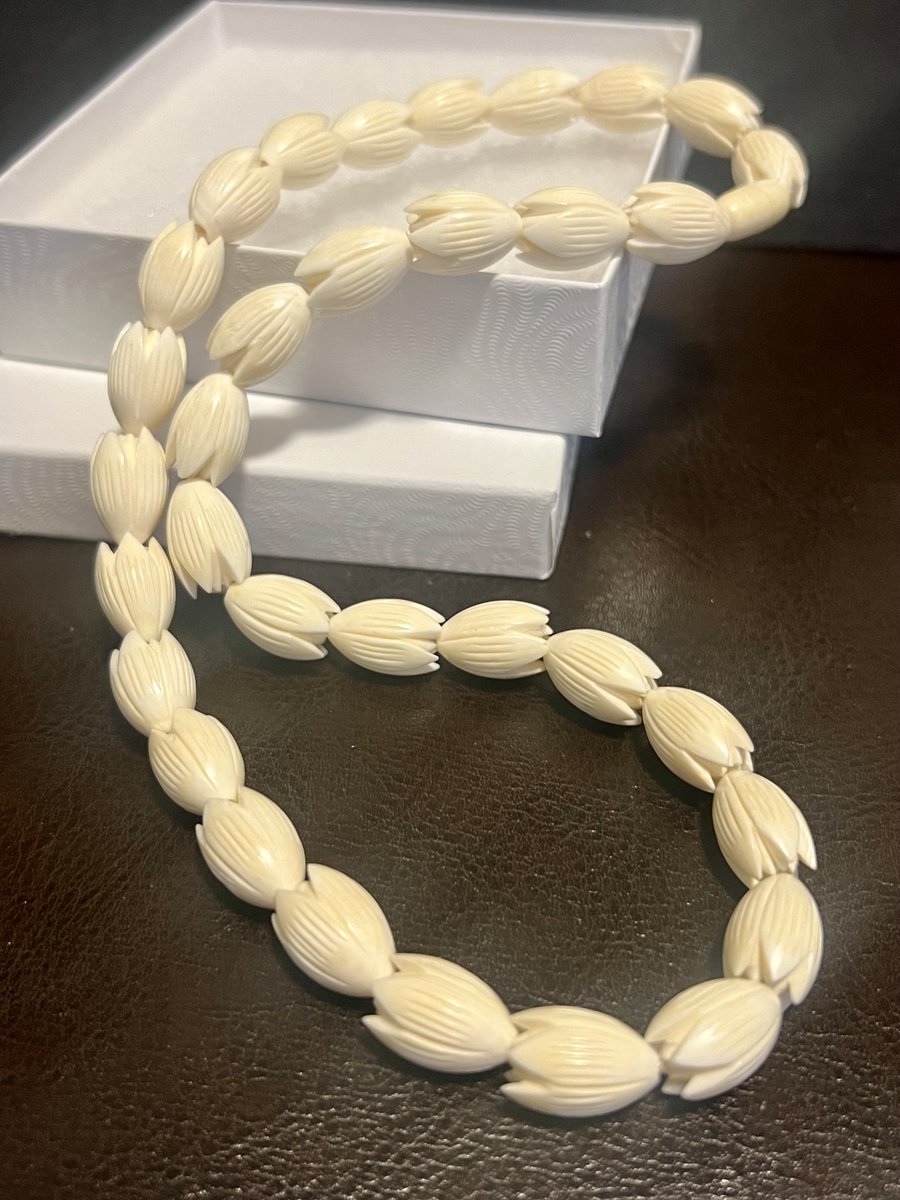 TeriE's tweet photo. BEAUTIFUL #Vintage Hawaiian #Pikake Flower Bead #Wedding 18" Necklace Hidden Clasp FREE SHIP
#vintagejewelry #hawaiianjewelry #hawaiian #carvedbeads #beadedlei #collectiblejewelry #estatejewelry #PikakeBeads #flowerbeads #handcarved #ebayfinds
https://t.co/r8vxPyiTWy #eBay https://t.co/unj1WJs6bN