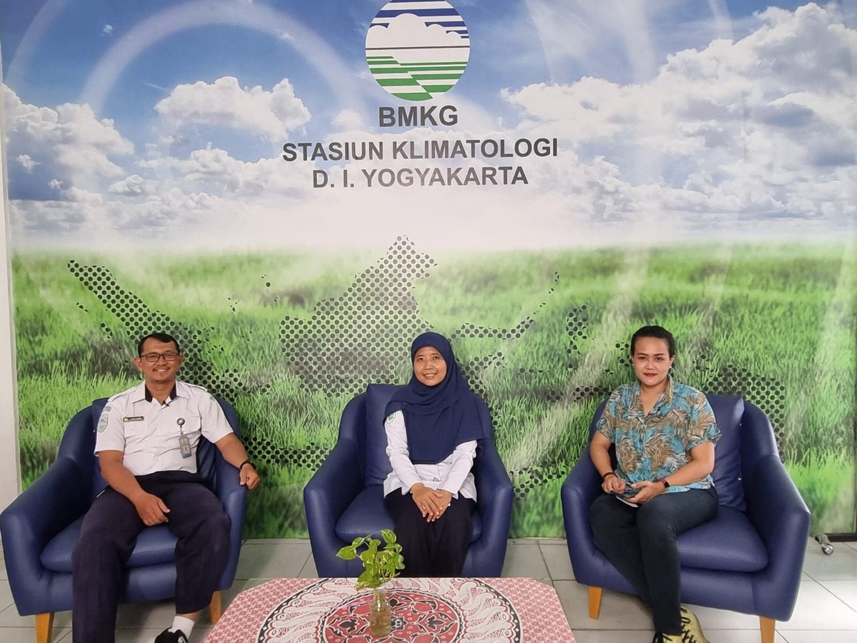 Halo Sobat BMKG,
 Yuk kita simak liputan khusus cuaca &amp; Iklim di Jogja melalui Tribun Jogja Live Streaming. Tema : Update Perkembangan Cuaca dan Iklim DIY Dampak Siklon Tropis Anggek. bersama Eliyah U, S.P. (StaKlim) dan  Anang A, M.S. (StaMet)
 Link : buff.ly/3U4jGoY