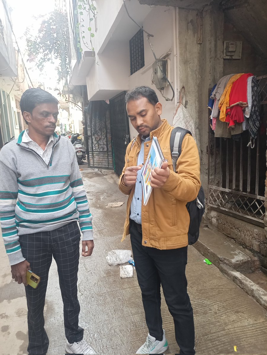 RavindraBraham3's tweet photo. ममता कालोनी खजराना इंदौर चौपाल के दौरान बस्ती में कार्य करते हुए @Embed @IndoreCollector
#EMbed2EndMalariya  @HimanshuJayswar
@Familyhealth
@Sksomya
@rajesh_amh
@Avdheshsingh_
@Daulat780Patel
@AryaPhoolwati
@RahulHaran17726 @IndoreCollector @santoshbhargav2 https://t.co/8uToSUD6fL