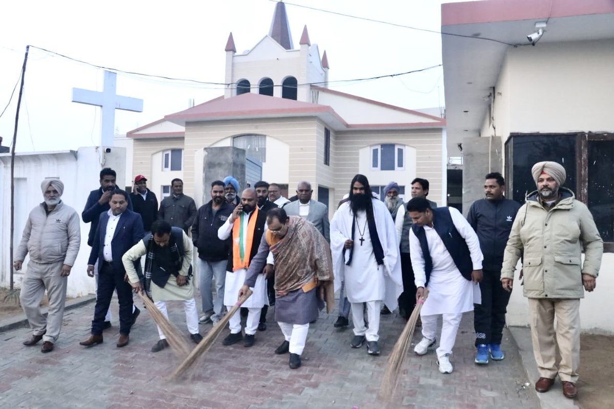 प्रधानमंत्री श्री <a href="/NarendraModi/">Narendra Modi</a> जी के आह्वान पर साल्वेशन आर्मी चर्च वेरका अम्रतसर पंजाब मे प्रदेश अध्यक्ष थामस मसीह के साथ स्वच्छता अभियान में हिस्सा लिया ॥