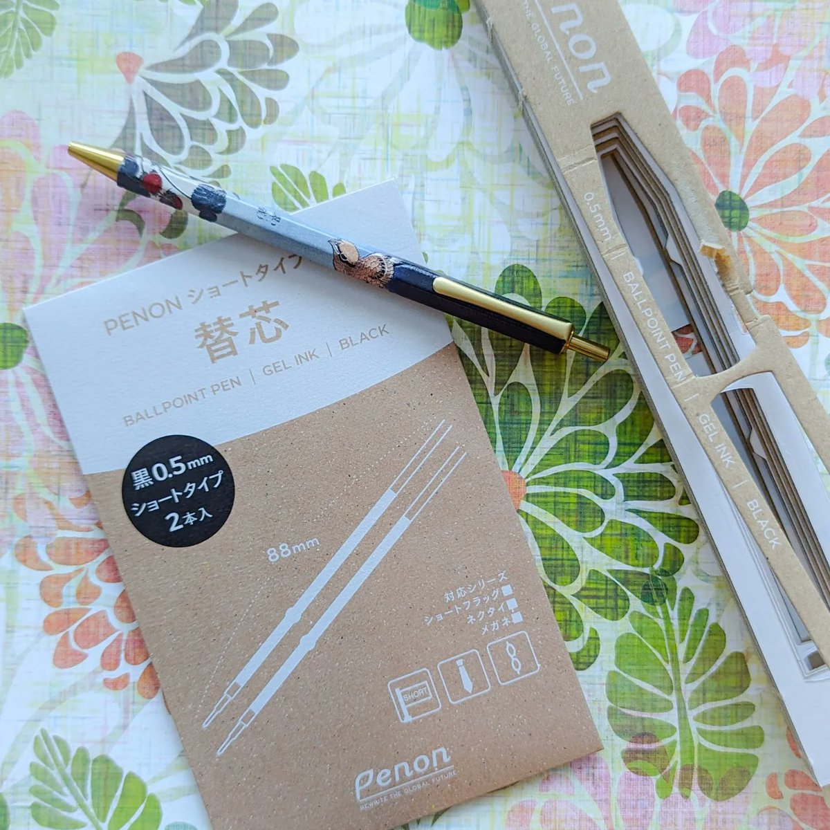 It's #watsenotwednesday. My favourite #lowwaste souvenir from Japan is this pen with a Hokusai Birds and Flowers print on it. The packaging was completely paper and I was able to purchase extra ink replacements as well! 
#lowwastetravel #zerowastegoals
