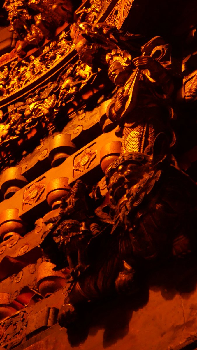 대만 지룽 경안궁
臺灣 基隆 慶安宮

1780년, 청나라 통치기에 역사가 시작된 곳.

중화문화권의 바다의 여신 마조(媽祖)를 주신으로 모시고 있어서 '마조묘', '마조궁'이라고도 부른다. 마조의 이명은 '천상성모(天上聖母)'.

화려함 속에 광(狂)이 있고, 광을 정제함으로서 미(美)를 끌어낸다.