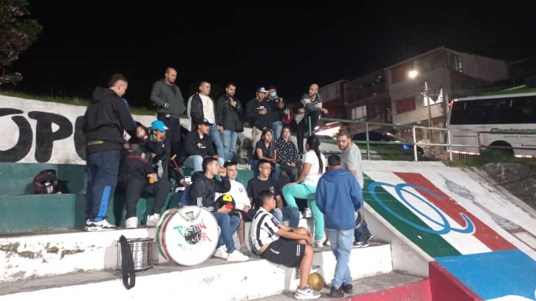PasionTricoloor's tweet image. De principio a fin...
ES LA PASION POR EL FUTBOL.
#UnGrandeNoDesciende.
Aguante la banda del eje. #P3C