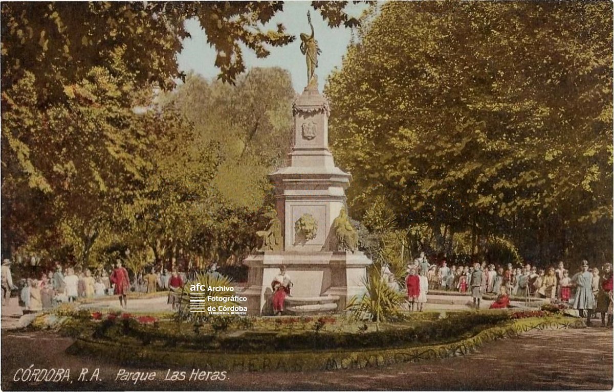 AfcCba's tweet photo. Archivo Fotográfico de Córdoba (AFC). Inventario número 4.196.
Nota: "CÓRDOBA R. A. Parque Las Heras".
Grupo de alumnos visitando la gran fuente sin agua. En ella se puede leer PARQUE LAS HERAS MCMXI (1911). Córdoba, Capital.
Federico G. Bordese, Director General de la AFC. https://t.co/Z1t1UMdWy7