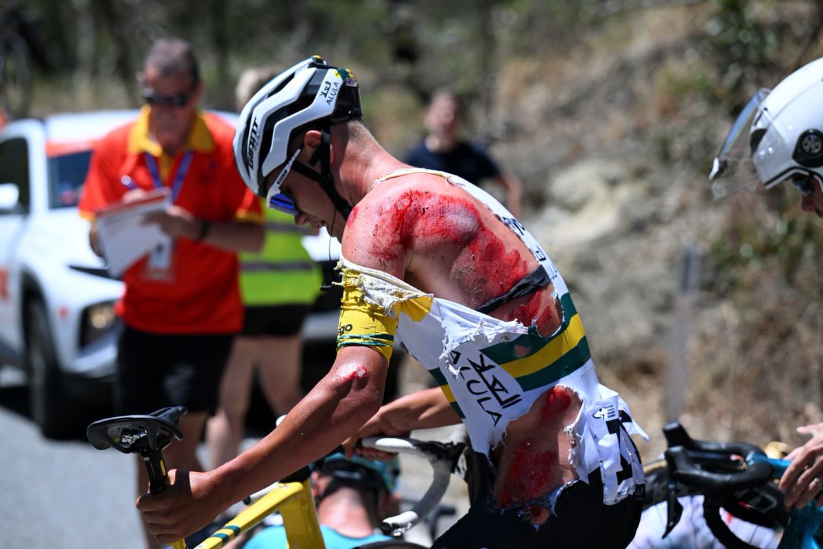 LeGruppetto's tweet photo. Luke Plapp (Jayco-AlUla) a été victime d'une chute dans le final de la 3e étape du #TourDownUnder, en compagnie notamment de plusieurs coureurs d'Astana. Maillot déchiré, le champion d'Australie a terminé à 9'53" du vainqueur du jour Sam Welsford.

📷 Tim De Waele/Getty https://t.co/CZGkZ7anQ4