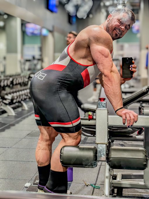 Gasping for breathe after a hard set &ldquo;oooh my butt looks nice, I should take a picture&rdquo; 😂😂 https://t