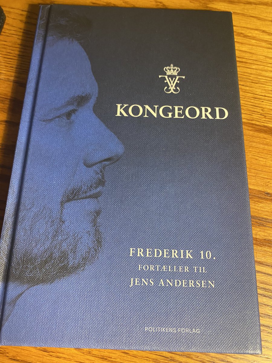 God journalistik er både indholdet og timingen. Det gælder også i bogform, så stor respekt <a href="/PolForlag/">Politikens Forlag</a> - men måske skulle forordet have haft en ekstra korrektur? Her tales om Danmark som ‘driftig kolonimagt’. Ikke helt i takt med tiden #kongeord