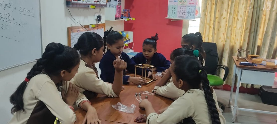 RespireLearning's tweet image. Why are STEM labs different from usual labs?
#STEMlabs offer #handsonlearning activities and DIY models to develop children&apos;s critical thinking, problem-solving, and creativity skills. The best way to understand complex theory in today&apos;s fast-paced, technology-driven world.