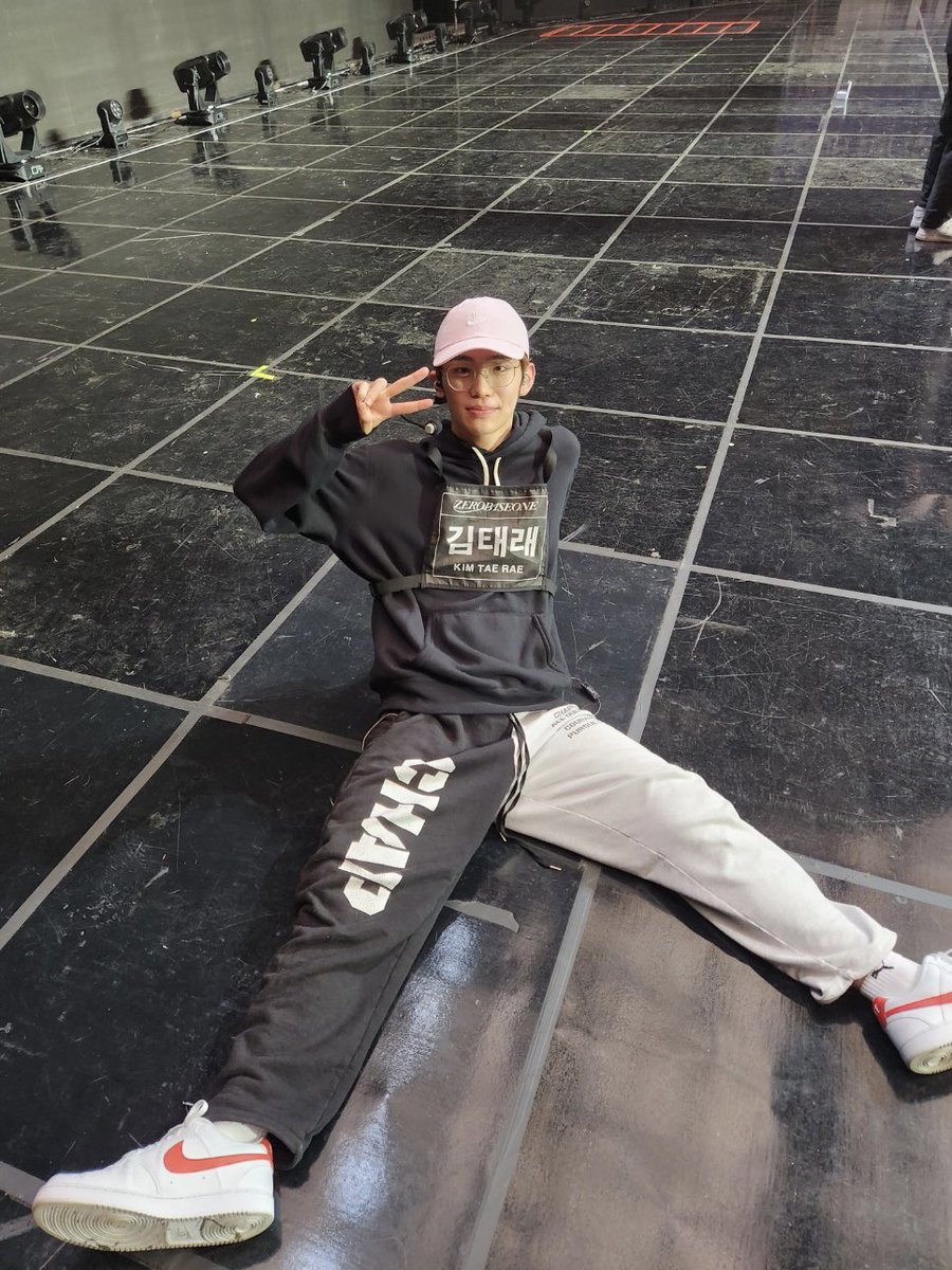 mysummtr's tweet photo. 얼딩이태래 진짜 3살이야
철푸덕 앉아서 사진 찍는게 어릴 때랑 다를 ���가 없음 https://t.co/UMlmBSzWUn