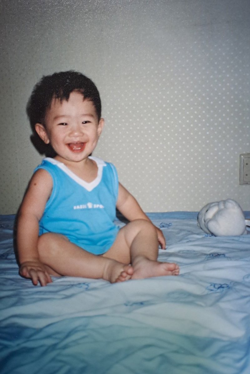 mysummtr's tweet photo. 얼딩이태래 진짜 3살이야
철푸덕 앉아서 사진 찍는게 어릴 때랑 다를 ���가 없음 https://t.co/UMlmBSzWUn