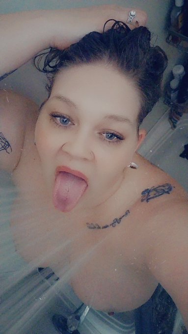 Omg spitting in someone's mouth is so nasty, I can't believe I like that 🤤 https://t.co/7tMcb6wYp8