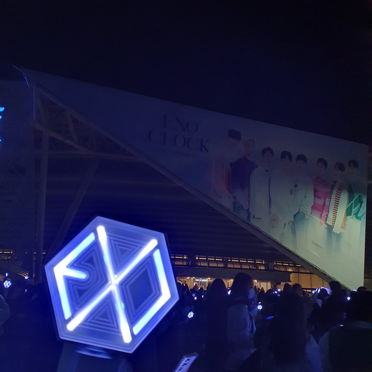 harang__bbk's tweet photo. 노랑팀 초록팀 대결할때 응원봉
공연끝나고 좀 있다가는 흰색파란색으로 바뀜
연동되면 여러 색을 볼 수 있지요 https://t.co/5WpymfyLzv