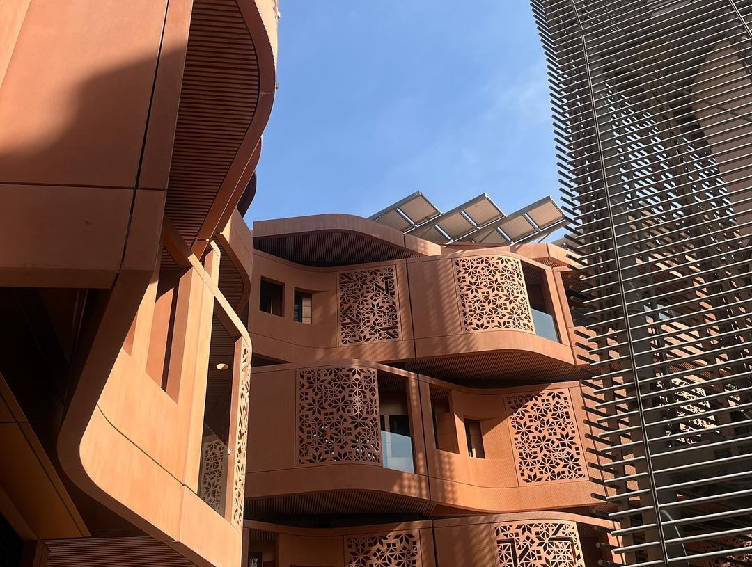 DmuDubai's tweet image. Turning study sessions into sightseeing! Architecture and Interior Design students taking over Masdar City📷
#dmudubai #studentlife #designstudents #architecture #ukeducation #studentexperience #learningisfun #creativity #design #architects #architecturaldesign