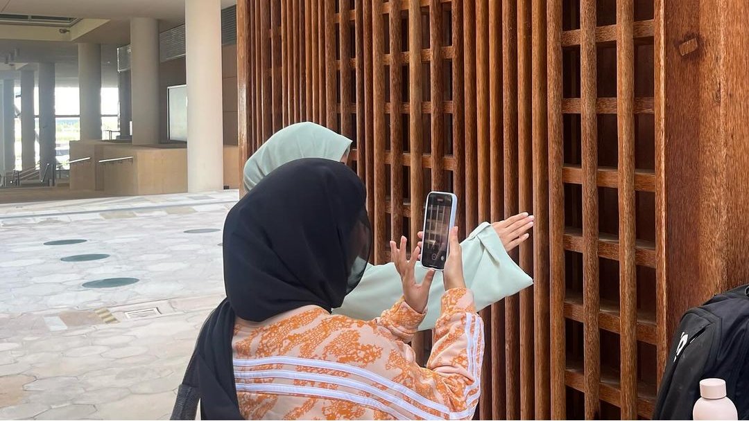 DmuDubai's tweet image. Turning study sessions into sightseeing! Architecture and Interior Design students taking over Masdar City📷
#dmudubai #studentlife #designstudents #architecture #ukeducation #studentexperience #learningisfun #creativity #design #architects #architecturaldesign