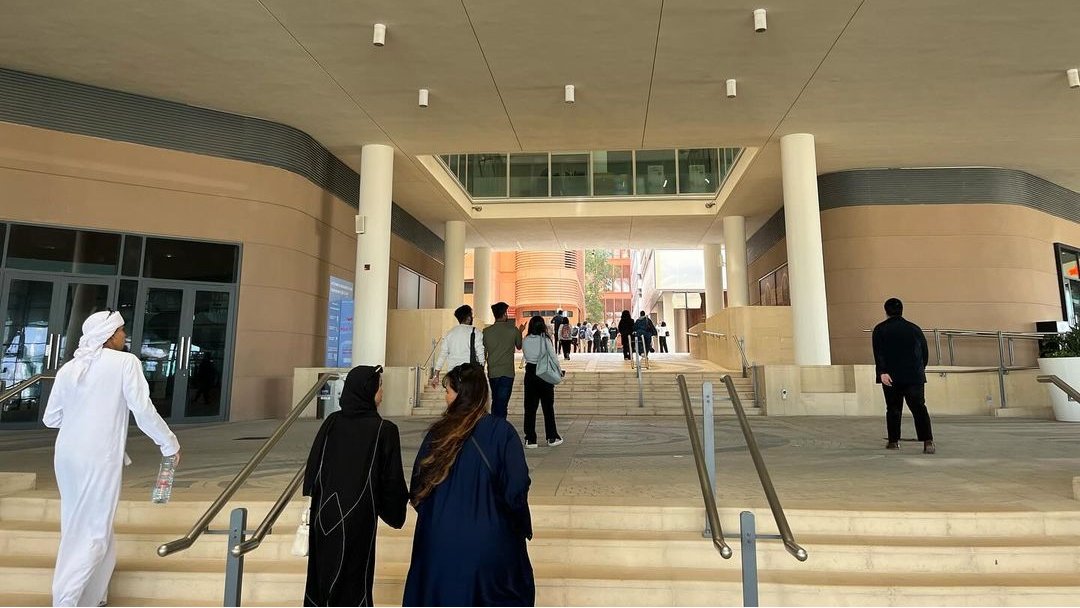 DmuDubai's tweet image. Turning study sessions into sightseeing! Architecture and Interior Design students taking over Masdar City📷
#dmudubai #studentlife #designstudents #architecture #ukeducation #studentexperience #learningisfun #creativity #design #architects #architecturaldesign