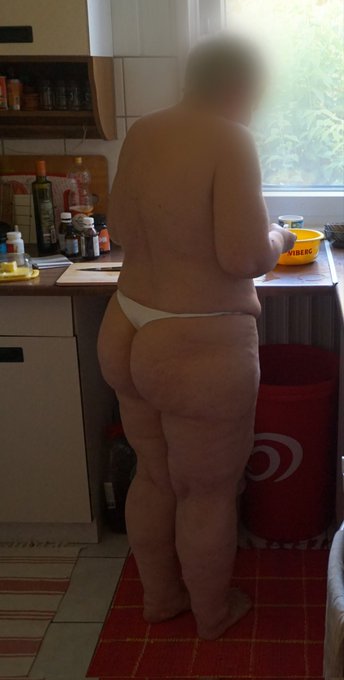 Beim Kochen #ThongThursday https://t.co/cmWsao2xvO<a href="/tag/thongthursday"class="tags">#ThongThursday</a>