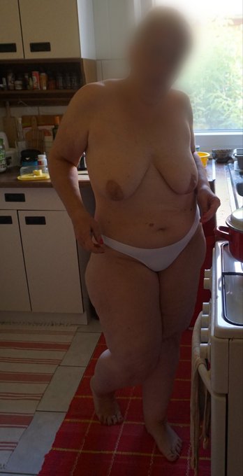 Beim Kochen #ThongThursday https://t.co/cmWsao2xvO<a href="/tag/thongthursday"class="tags">#ThongThursday</a>