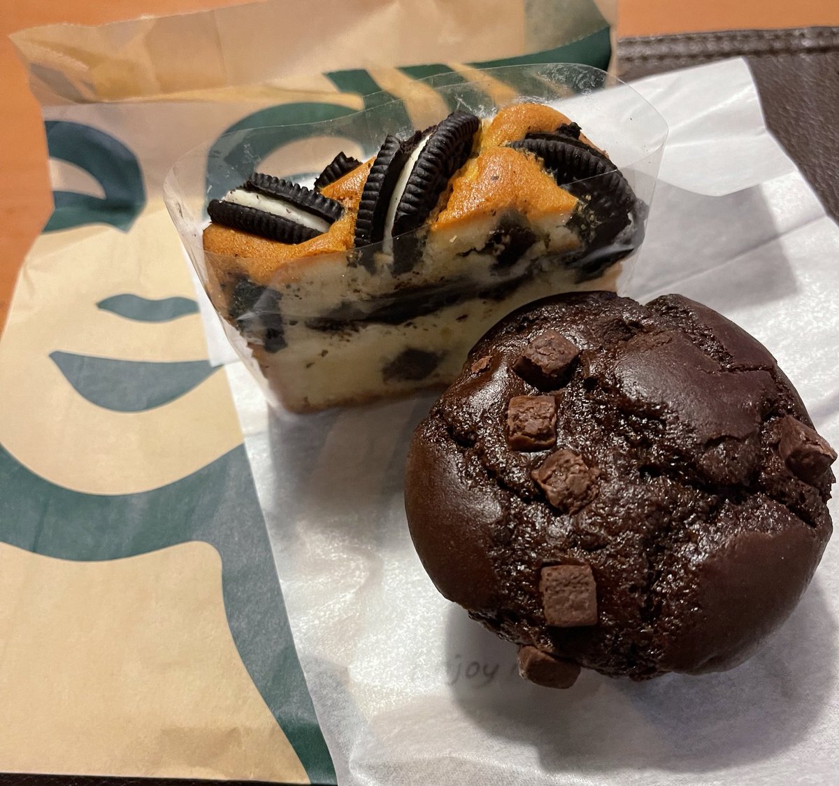 hyksh2592's tweet photo. おやつタイム🍪☕️💕昨日発売のフラペチーノ😊美味しかったぁ😋 #STARBUCKSCOFFEE #Operafrappuccino #Whiteoperafrappuccino #Chocolatesweets https://t.co/6CBncc4MEg