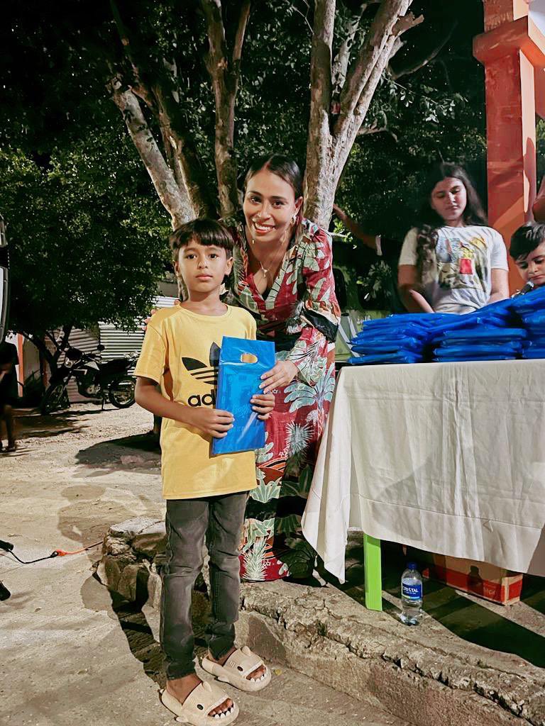 a_decorozal's tweet photo. Nuestra gestora social, Nora Barraza, atendió a la invitación del presidente de la junta de acción comunal, del barrio Las Albercas, Danny Acosta.

Junto al club de lectura Palabra hablada, se hizo la entrega de kits, dando inicio al programa “Me apunto a estudiar”. https://t.co/oyVItWV0A8
