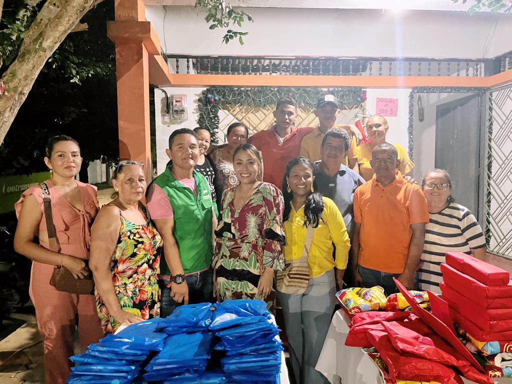 a_decorozal's tweet photo. Nuestra gestora social, Nora Barraza, atendió a la invitación del presidente de la junta de acción comunal, del barrio Las Albercas, Danny Acosta.

Junto al club de lectura Palabra hablada, se hizo la entrega de kits, dando inicio al programa “Me apunto a estudiar”. https://t.co/oyVItWV0A8