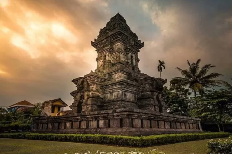 Candi Singosari, Malang. dibangun sebagai persembahan untuk menghormati Raja Kertanegara mangkat pada tahun 1292.
@NikolaDiredja3 @YayuMulya @branjangankawat @AyamSegar3 @cinggaro @vonnycornellya_ @AnikMuchtarom @Simbok_Dharmi @Shery_Adhy @MitaWullur @ss1212ina @UpasaraWulunq