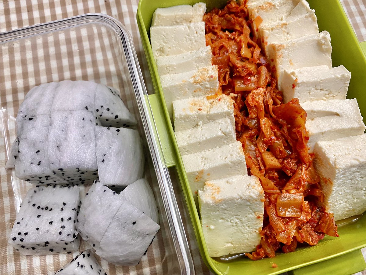 어제 도시락인
두부김치와 용과입니다~
김치는 색이 밝게 나왔지만 볶은 김치예요^ㅅ^
용과는 반쪽은 집에서 먹고 남은 반쪽을 가져왔답니다😜
어제 올리려다 딴짓하느라 까먹고 이제야 올려요😜
좋은 하루 보내시고.. 오늘 도시락은 잠시 후 올라옵니다〰️‼️
