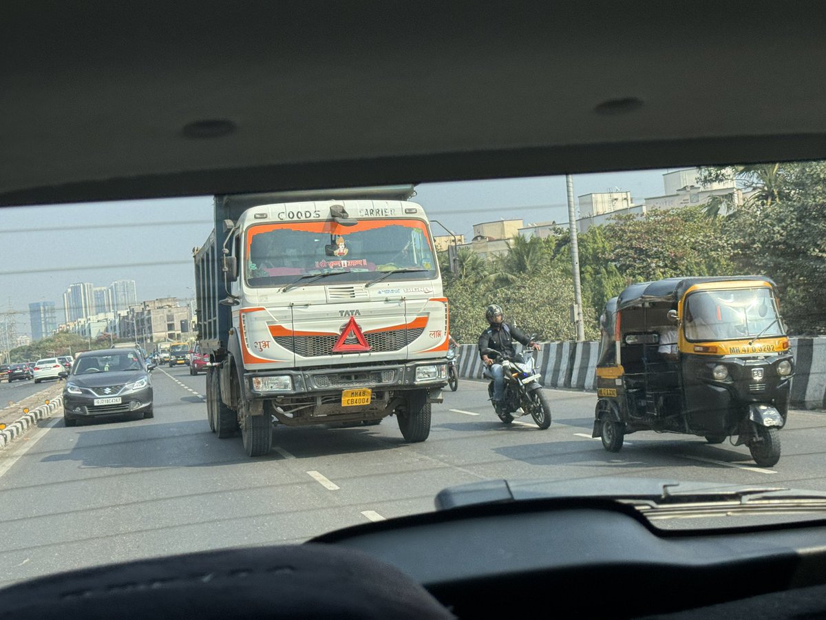Rash driving by truck driver on WEH Goregaon. <a href="/MTPHereToHelp/">Mumbai Traffic Police</a> <a href="/MTPHereToHelp/">Mumbai Traffic Police</a> kindly take strict action asap