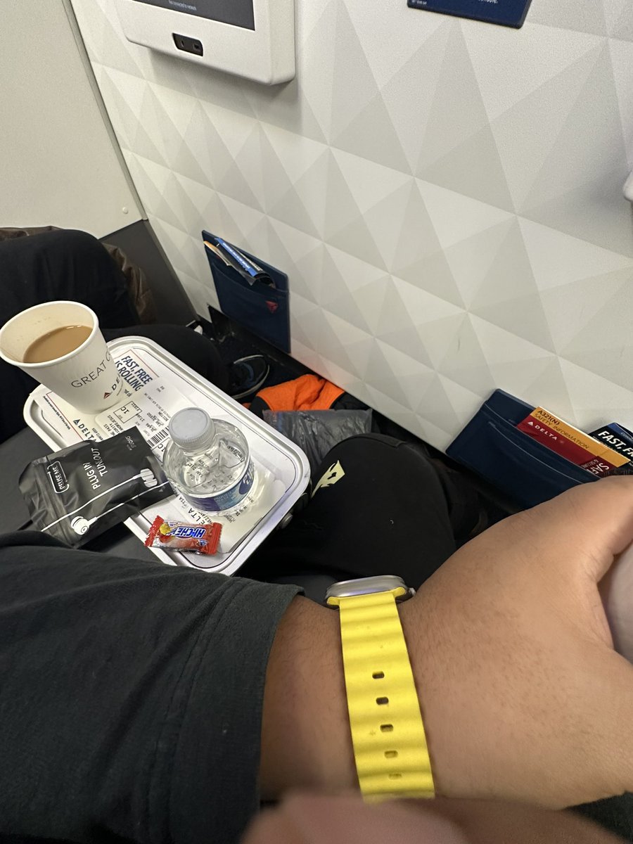 NocheRedPanda's tweet photo. @JWolfsky lol for first class there’s no leg room in front https://t.co/P6OGEDmBQw
