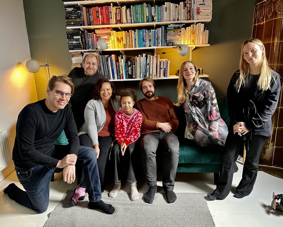 Oneminstory's tweet photo. Kuvausryhmä @SOSLapsikyla varainhankinnan videon lämminhenkisissä kotikuvauksissa ❤️. 
Rooleissa mukana myös @LolaOdusoga 🤩 https://t.co/3klPcERO1B