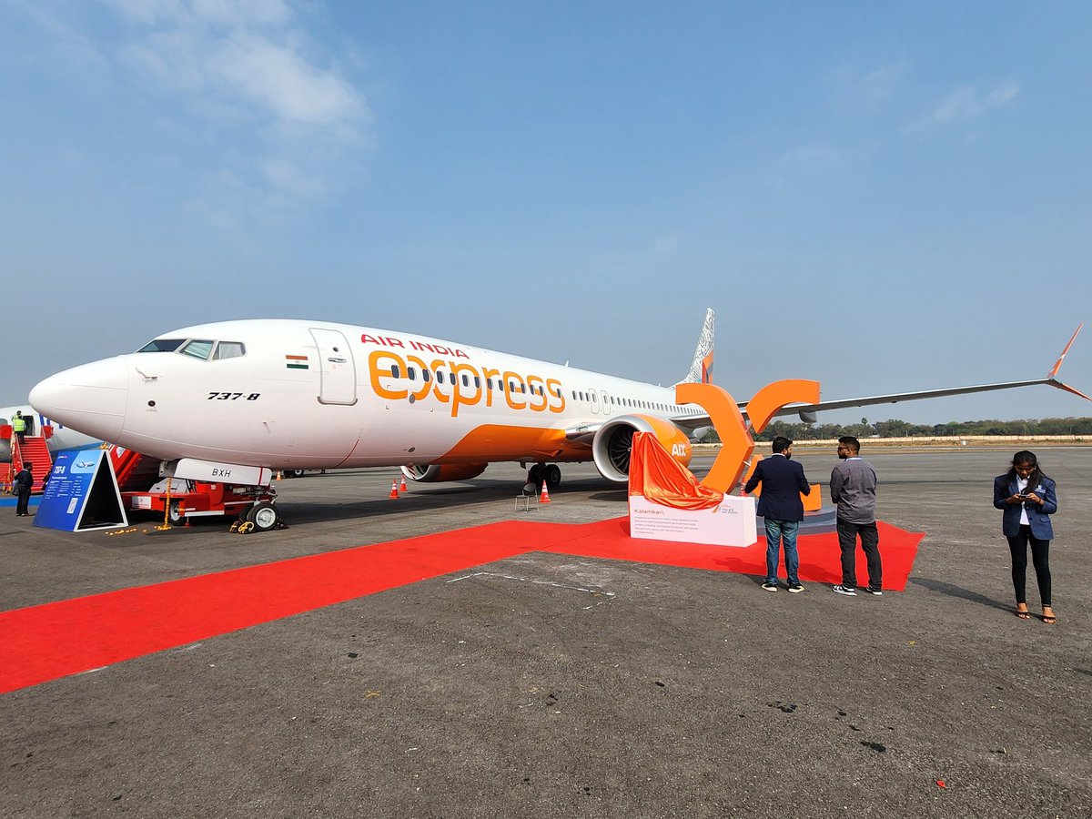 Vinamralongani's tweet photo. Greetings from onboard @AirIndiaX (AIX)'s #B737Max VT-BHX painted in the Kalamkari livery. Always a pleasure to meet @pgprageesh. Also met @siddhantchauhan and the team from @BoeingAirplanes 
#AvGeek https://t.co/V5e1um8VoS