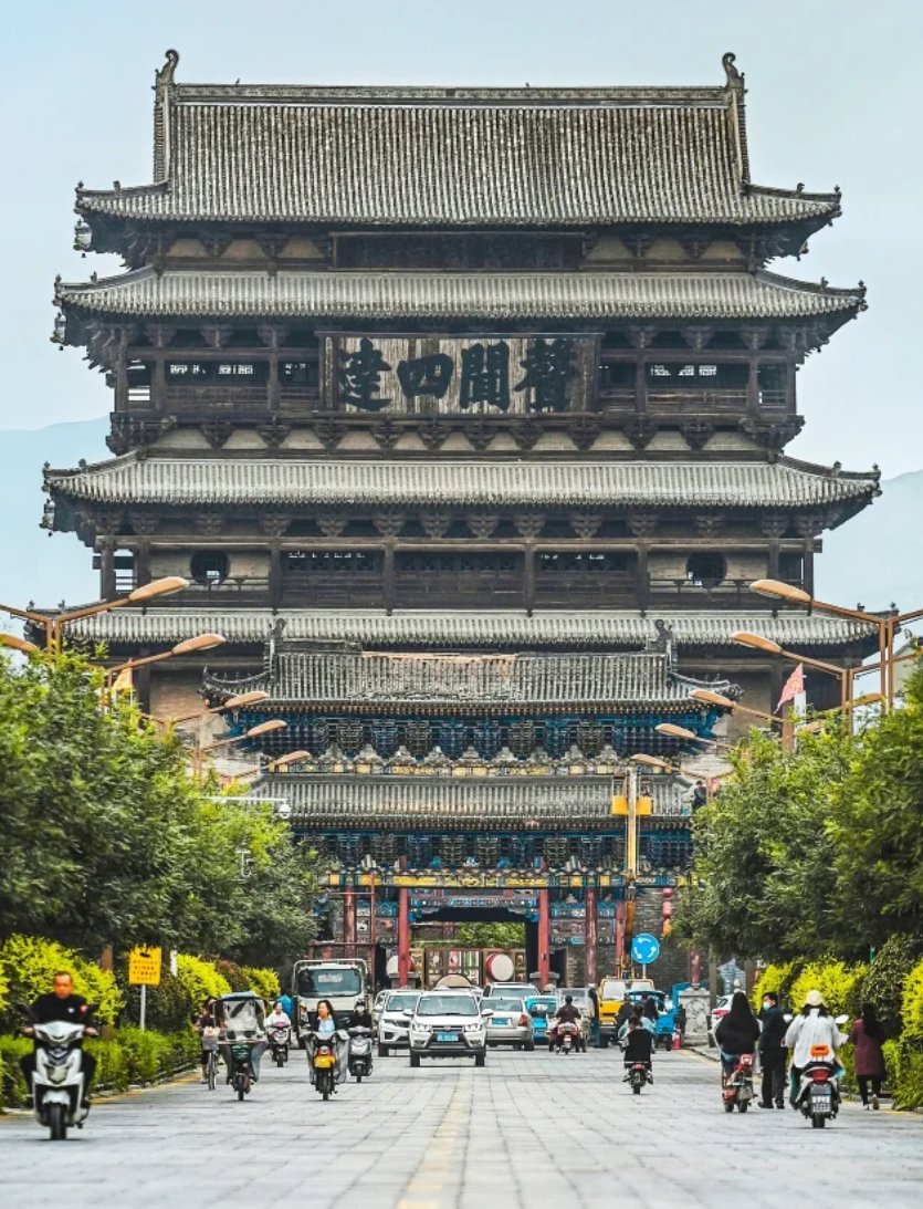 Bianjing Tower 边靖楼, situated at the heart of Dai County's central crossroads, marks the highest point in the ancient city. A structure of vital military significance. 🏰 

📍Dai County, Shanxi. 
#BianjingTower #AncientCity #MilitaryHeritage