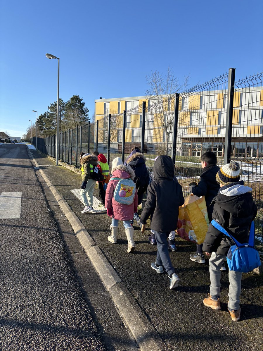 Cette année débute en toute sécurité avec l’utilisation dans toutes les classes de gilets fluorescents en tête et en fin de rang.
<a href="/dsden/">DHARMVIR TIWARI</a> <a href="/ICommercy/">IEN de Commercy</a> #APER