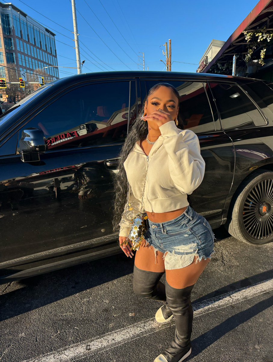 Fine short thick shit..🤭