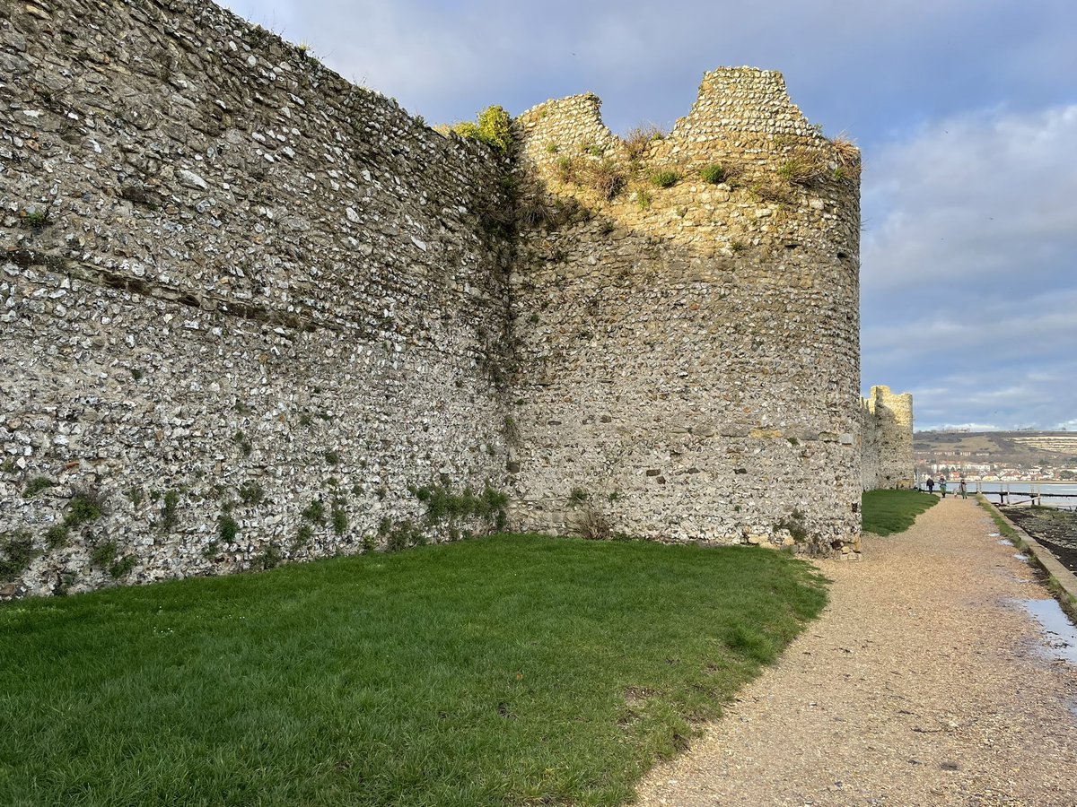 Portchester Caste, Hampshire
The C3rd Saxon shore fort of Portus Adurni is the best preserved Roman fort north of the Alps thanks to reuse in Medieval times. 16 of the 20 towers still remain with Roman tile bonding course running through many of the walls
📸 AH #romanfortthursday