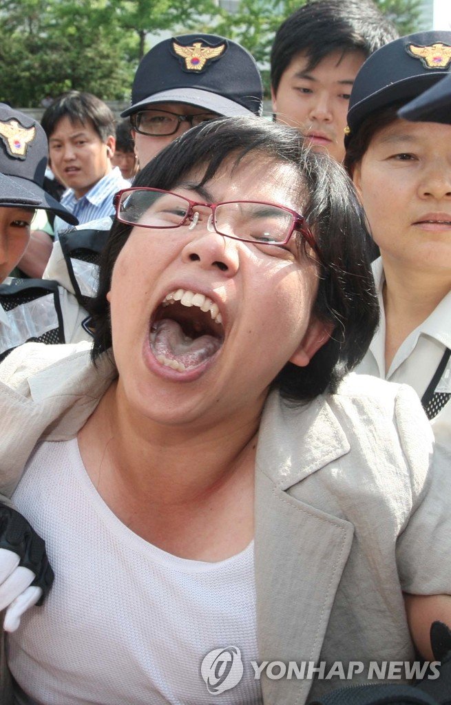 역시 이정희의 동료로다. 실려 나가는 연기를 했었으면 더 좋았을 것을 😆 

진보란 탈을 쓴 좌파가 서식하지 못하는 세상을 만드는 것이 진정 국민을 위한 정치다!