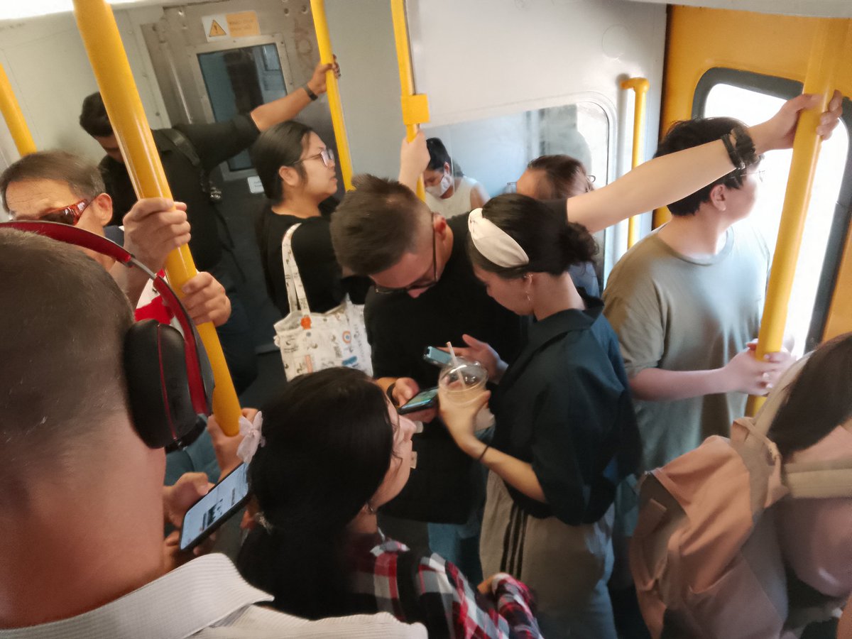 segrivas's tweet photo. #sydneytrains #fuckingidiots meanwhile the upper level ...empty! https://t.co/d6LXXmJhgi
