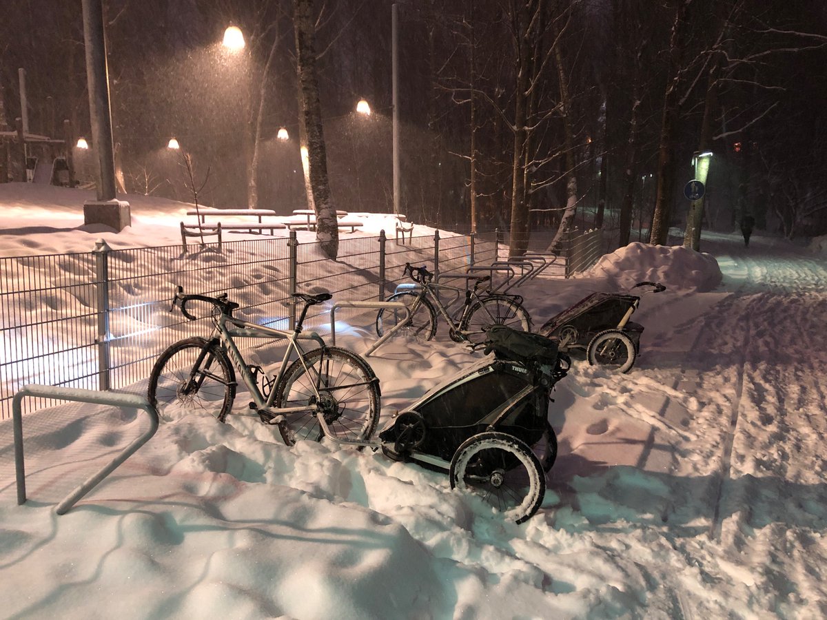timohoo's tweet photo. Päivän isoin haaste eli päiväkotimatka 3 km cyclocross-radalla selätetty! Lähes kaikki ajotaidot sai käyttää, mutta ajoissa perillä ❄️ #pyöräily #helsinki #liikenne https://t.co/v47xpN4qjy