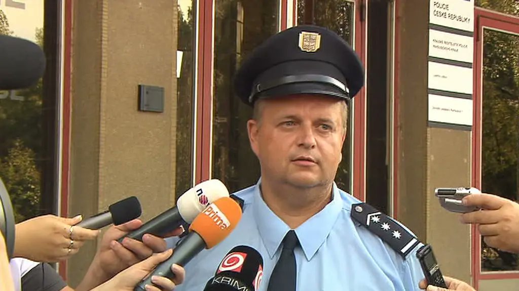 Úřad vnitřní kontroly prezidia <a href="/PolicieCZ/">Policie ČR</a> zahájil v <a href="/hkregion/">Královéhradecký kraj</a> vyšetřování podezření, že býv. náměstek krajského ředitele plk. J. Karásek (+54,📷) a ředitel v <a href="/trutnovmesto/">Trutnov</a> plk. P. Škandera opustili Policii nedobrovolně, z donucení nadřízeného. Kontroloři zahájili výslech svědků.