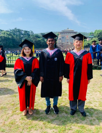 WHU_1893's tweet photo. 😊Looking back on his campus life at #WHU, Hosan Akram, a Bangladeshi student, sees his experience here as a rewarding journey of friendship.
🙋♂️Despite cultural differences, he quickly formed strong bonds with his roommates.
#MyWHUStory #StudyAtWHU https://t.co/LLaFQStRTp