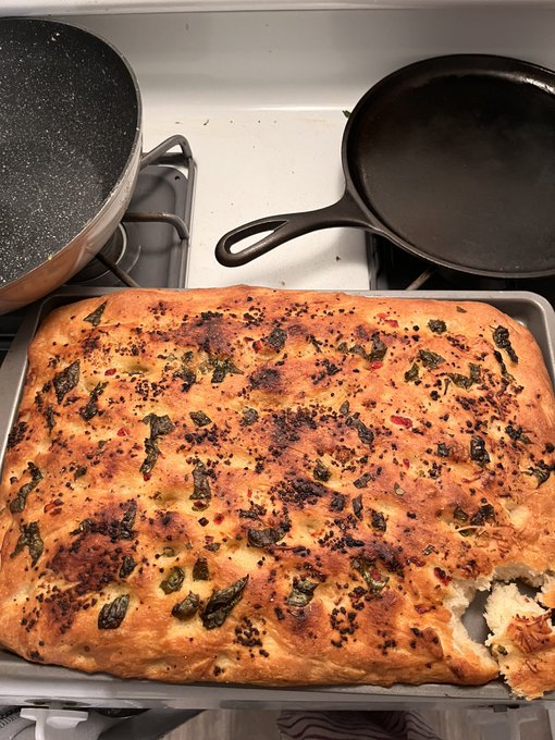 The bread, the buns https://t.co/Jpw81r5bvn