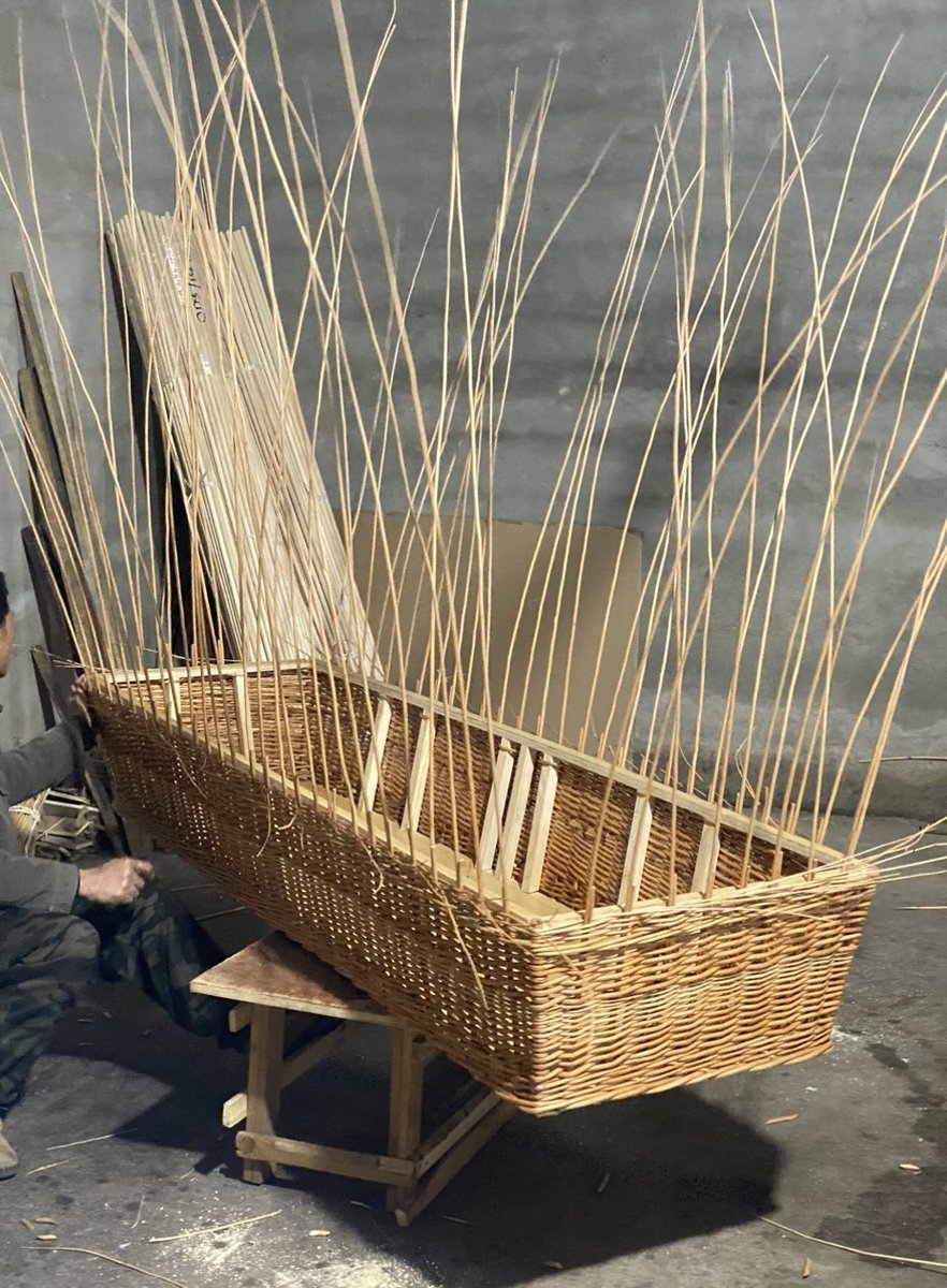 This is the follow-up shot of our craftsmen in the #weaving #coffins. There are still three weeks to go before the #ChineseNewYear, and they are trying their best to weave the orders that need to be delivered. Come on👏
#wovenwickercoffins #casket #hndwoven #lunenhandicraft