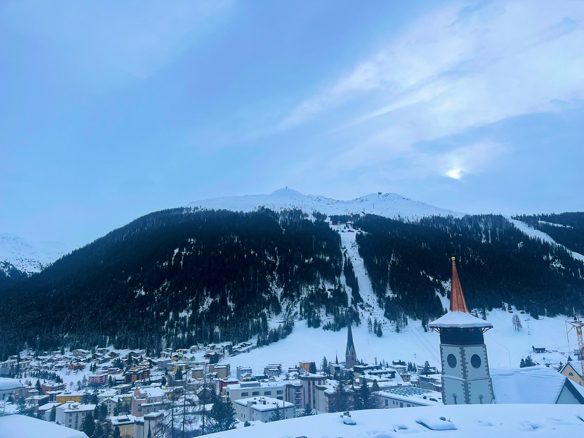 akouassi's tweet photo. 👉🏿While I was looking for a short cut to my meeting at the @Schatzalp_DAVOS hotel, trying to avoid the busy main ✍🏾 street, the “promenade”🏔️ at @Davos , I got lost. From the mountains, @Davos was the most beautiful sight! https://t.co/XUaSW5gU1L