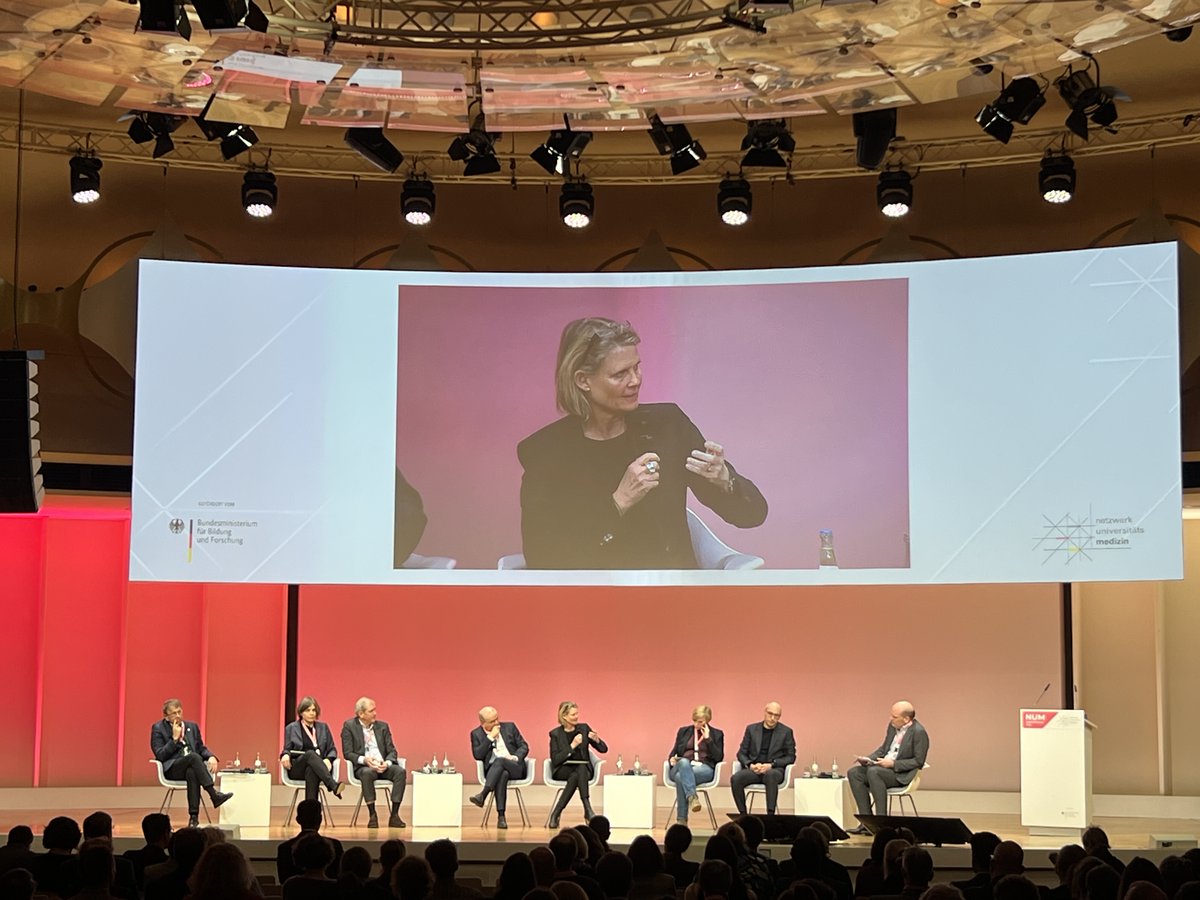 Heute zweiter Tag #NUMCon24. - Gestern vllt. der wichtigste Satz, von StS <a href="/JPirscher/">Judith Pirscher</a> angesichts des erfolgreich in Not (Pandemie) unter Zeitdruck aufgebauten NUM: Es muss auch außerhalb von Notzeiten in D schnell, dynamisch und innovativ gehen.