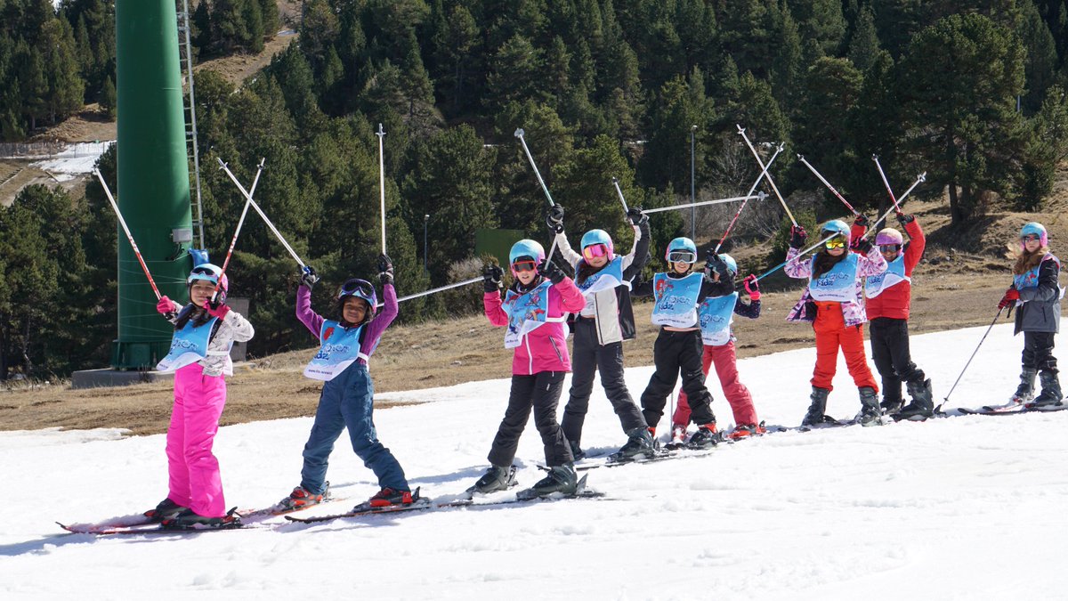 ⛷️ ESPORT ESCOLAR | Uns 2️⃣.6️⃣0️⃣0️⃣ alumnes de 3r i 4t de primària de totes les escoles del Pirineu gaudeixen del programa 𝗘𝘀𝗽𝗼𝗿𝘁 𝗕𝗹𝗮𝗻𝗰 𝗘𝘀𝗰𝗼𝗹𝗮𝗿 🙌🏼 𝟭𝟭ª 𝗲𝗱𝗶𝗰𝗶𝗼́ d'un projecte impulsat per @esportcat i @educaciocat ℹ️ Promocionem els esports d'hivern