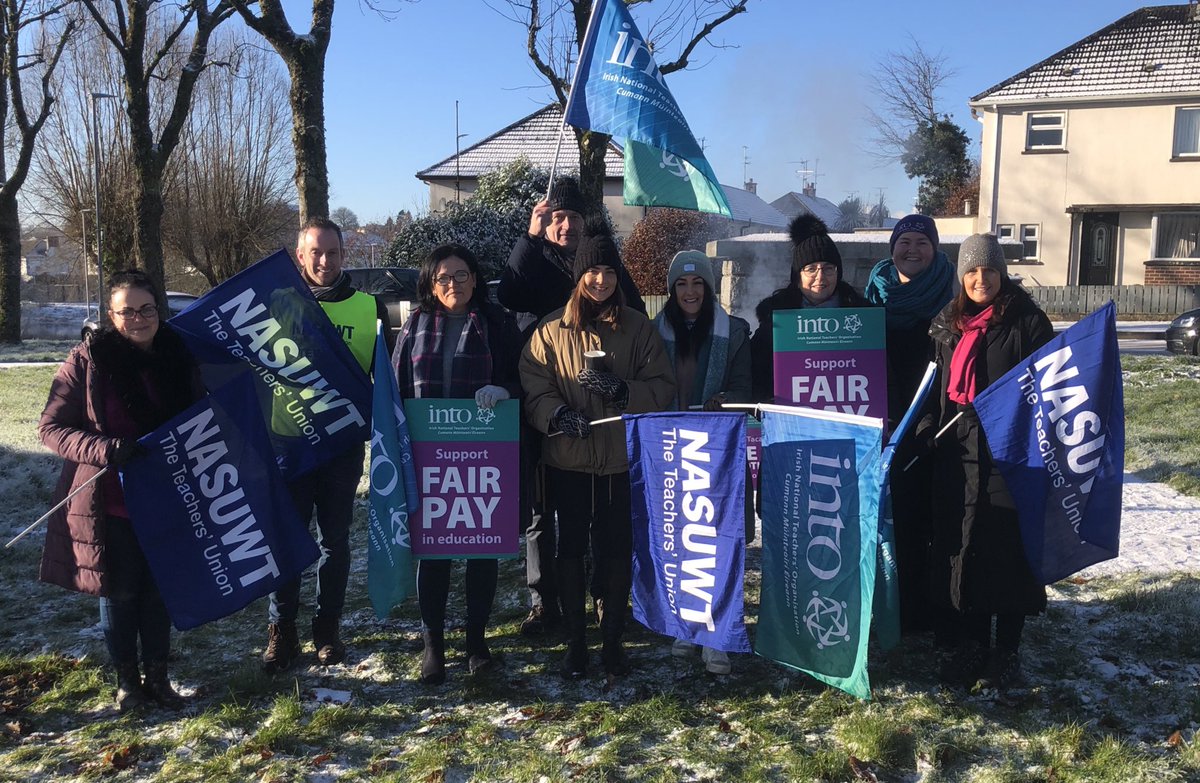 INTO_NI's tweet photo. Teachers from Holy Trinity PS Enniskillen braving the snow and frost to call for #PayParityInEducation joined by Marie O’Shea INTO Assistant Northern Secretary
#BeVisibleBeVocal #YourUnionYourAction https://t.co/4hvHLaMv5z