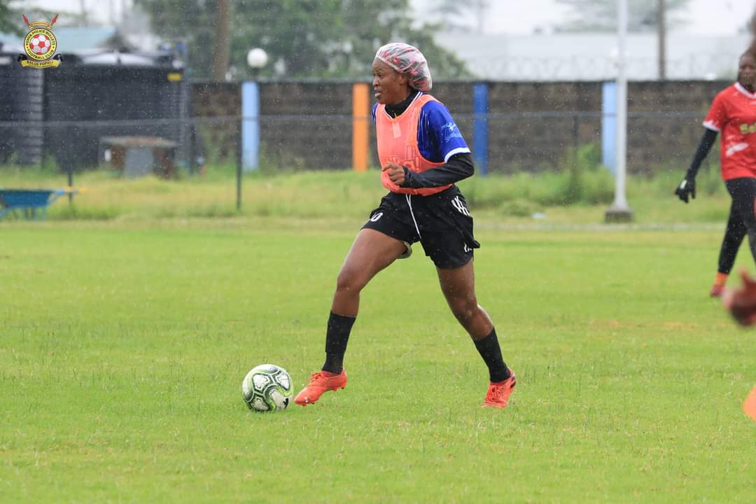 Lydia Akoth Waganda in Police Bullets fc colors. The midfielder joined Police during the January transfer window n featured for them in their clash VS Nakuru City Queens. Police got a 2-1 win which sent them to 22 points,2 behind log leaders Vihiga Queens. #FootballKE