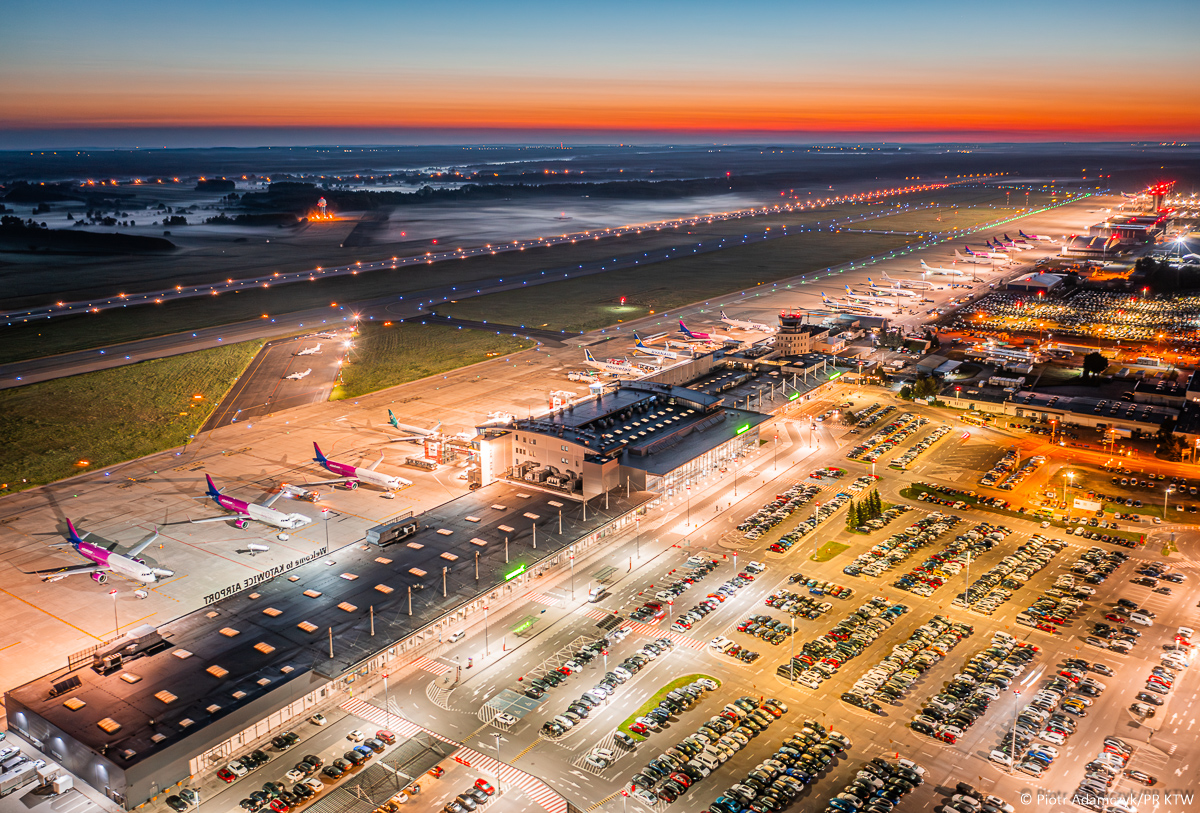 Rekordowy 2023 r. w Katowice Airport! W minionym roku z siatki połączeń katowickiego lotniska skorzystało 5,61 mln pasażerów, tj. o 1,18 mln więcej niż w 2022 r. i o 765 tys. więcej niż w dotychczas rekordowym 2019 r. Prognoza na 2024 r. zakłada obsłużenie 6 mln pasażerów.