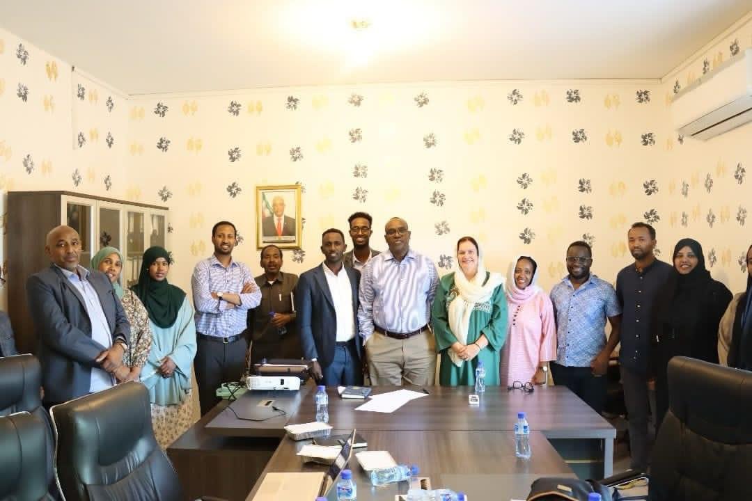 Minister Hon. @SulaymanKoore chaired a productive high-level meeting with World Bank delegates. Fruitful discussions were held on enhancing WASH community support and advancing the implementation of the Barwaaqo and URP projects. 🌍💧

#Collaboration #DevelopmentGoals #WASH