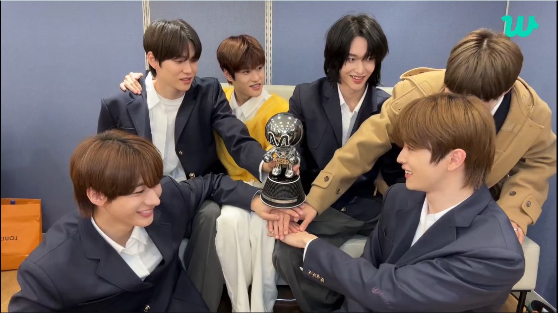 ursoheeshine's tweet photo. WE RIIZE🤍🤍 https://t.co/4eYpXK62Xd
