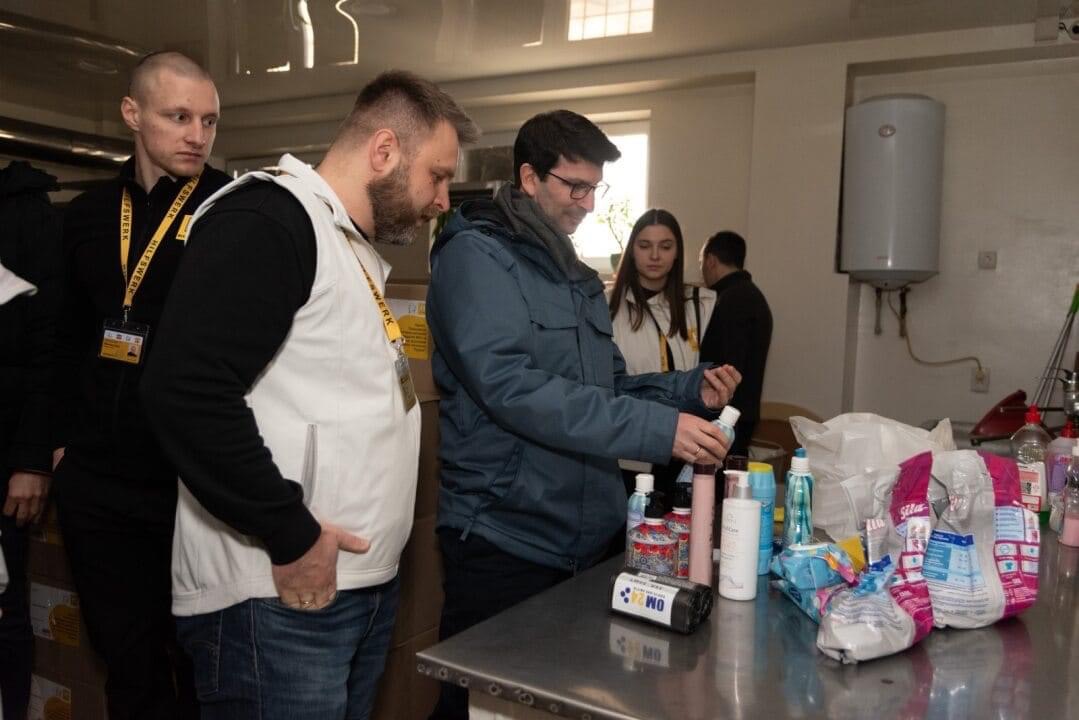 Due to its close proximity to the frontline, #Nikopol is shelled almost daily by 🇷🇺.
The 🇦🇹 embassy team visited Nikopol and could see the distribution of food and hygiene kits, psychosocial activities of humanitarian center organized by <a href="/Hilfswerk_Intl/">Hilfswerk International</a> .
🙏unbreakable people !